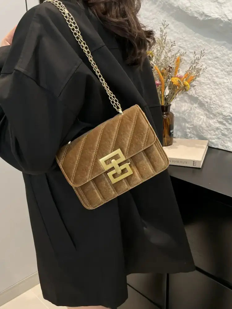 Gold Clasp Chain Shoulder Bag